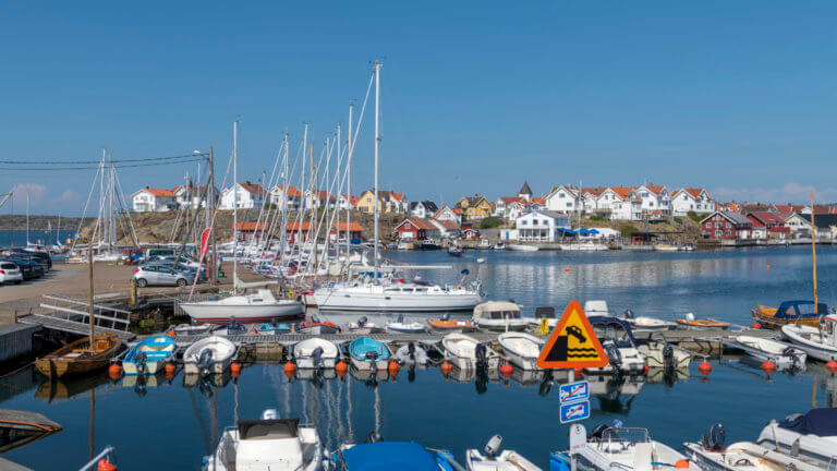 Hamnen i en liten by på Sveriges västkust